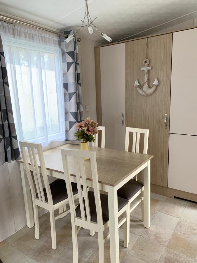 Mollys Retreat Pet Friendly Three Bed Caravan With Small Garden Newquay Bay Resort Quieter Area Of Park Buitenkant foto